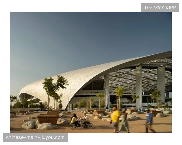 为应对夏季极端天气,多座世界杯场馆加装顶棚与空调系统